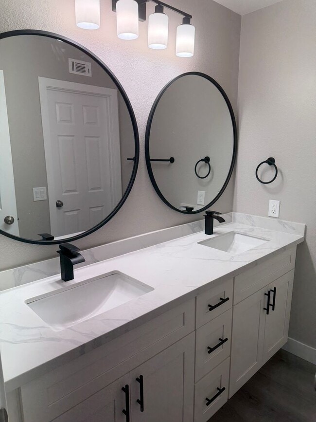 Building Photo - Eastvale 2 story beauty