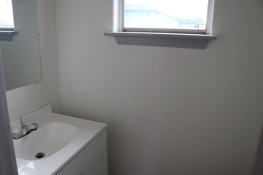 1/2 Bath - 2772 El Paso Ave