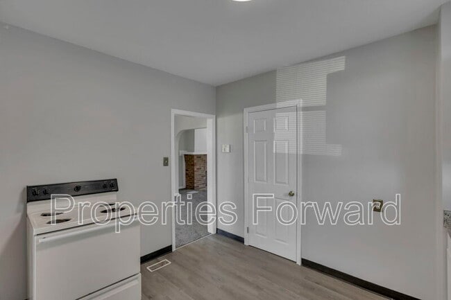 Building Photo - 1185 E 22nd Ave