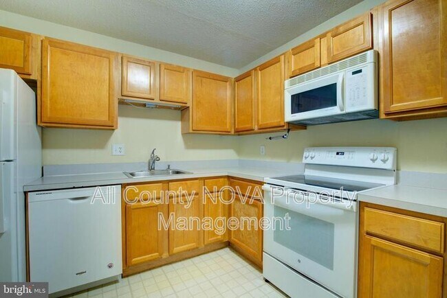 Building Photo - 613 Center St