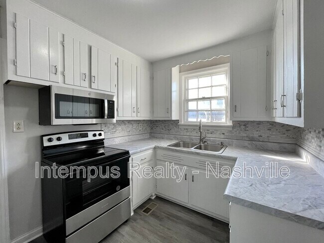 Building Photo - 109 W Trinity Ln
