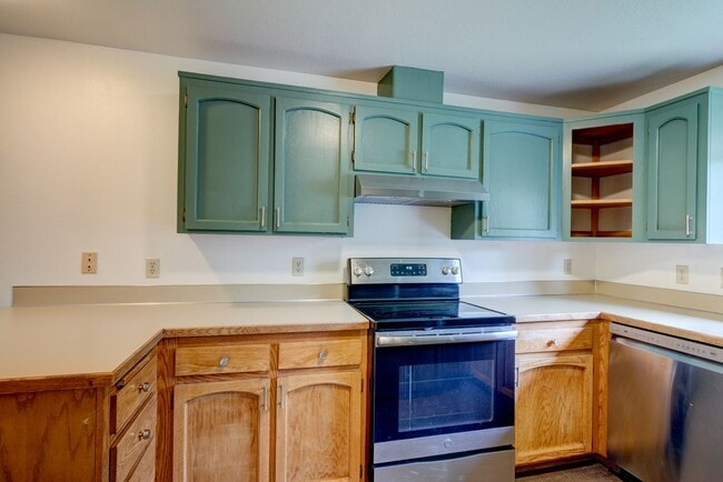 Building Photo - 3 Bedroom/2.5 bathroom townhouse centrally located Oak Harbor