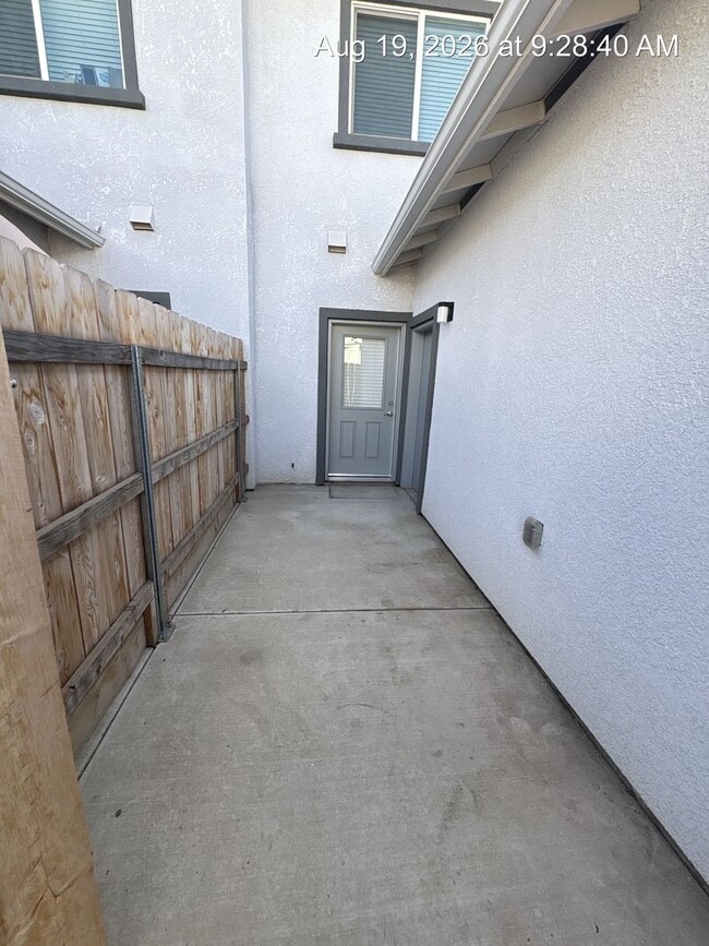 Building Photo - 410 S Summit St