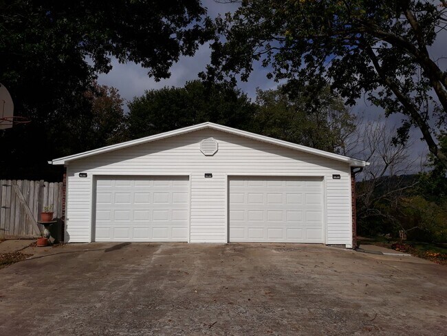 Building Photo - 4 bedroom 2 bath home, 2 car garage, SECLUDED AND PRIVATE, South FAY, 4 acres