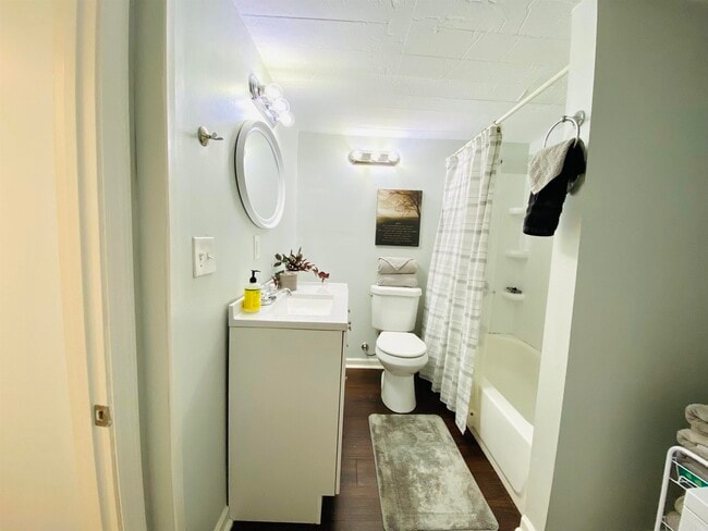 Building Photo - 1305 Stratford Ave