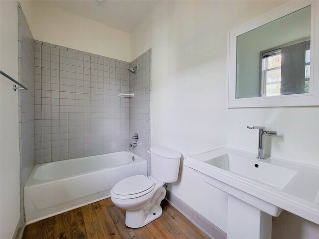 Building Photo - 917 Herkimer St