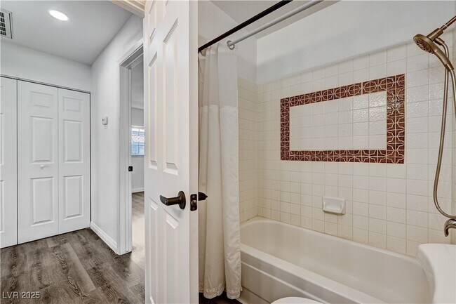 Building Photo - 4150 Sanderling Cir