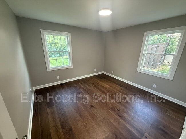 Building Photo - 445 S 14th St