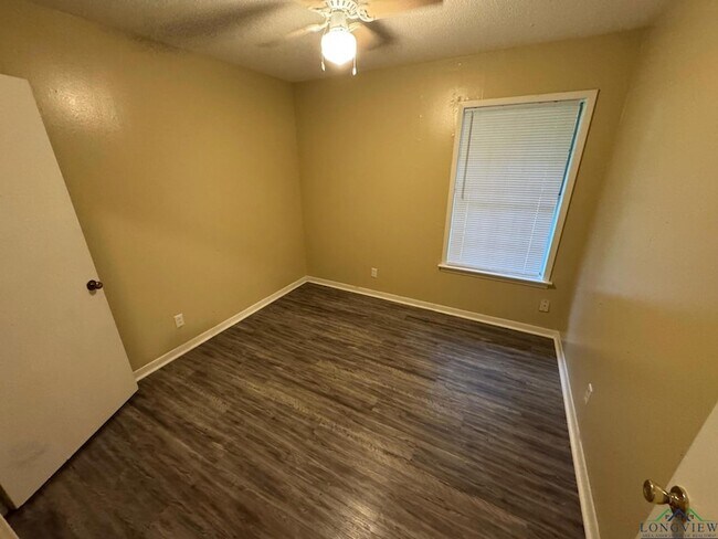 Building Photo - 605 Circle Dr