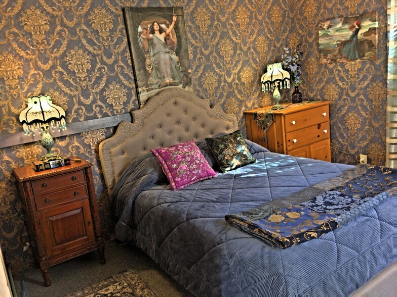 Primary bed Room with Queen sized bed - 111 Causeway Rd