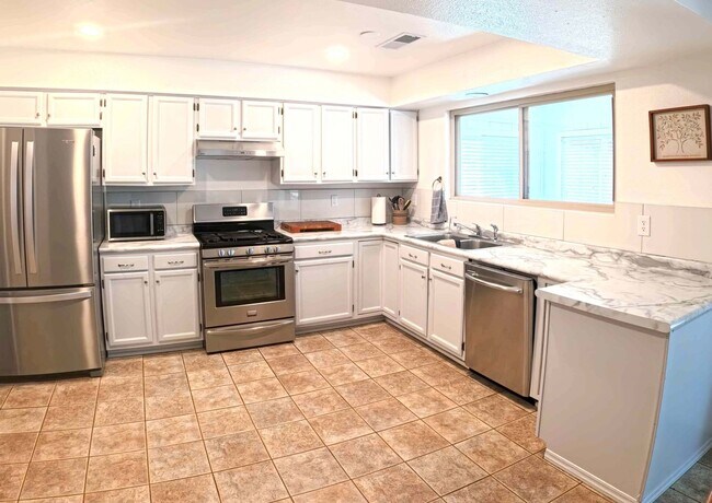 Building Photo - 2550 Rosswood Dr SE
