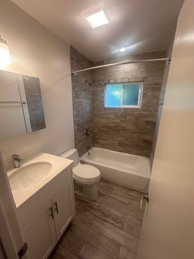 Building Photo - Newly Remodeled 2BR/2BA House in Hillcrest...