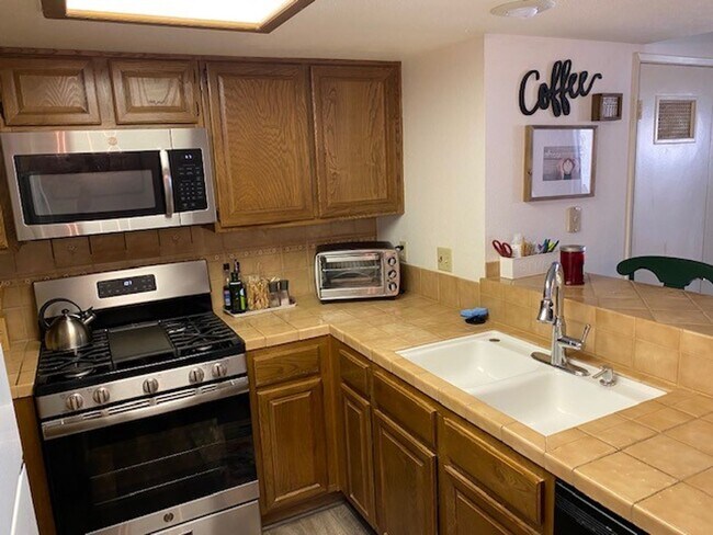 Building Photo - 2Br Waterfront  WINTER Vacation Rental Condo, Complex on the WATERFRONT Gated complex Utilities i...