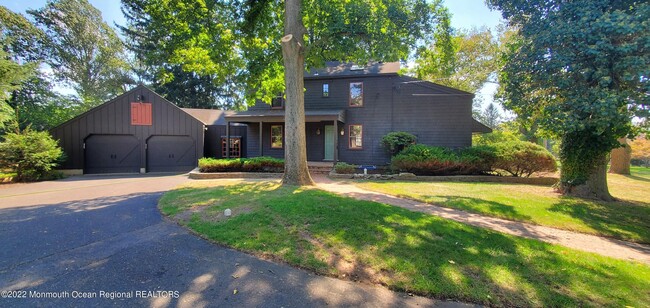 Building Photo - 16 E Larchmont Dr