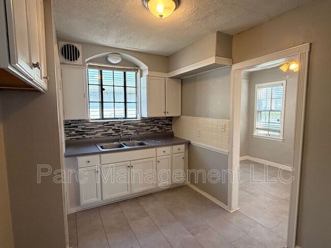 Building Photo - 10116 Outer Dr W