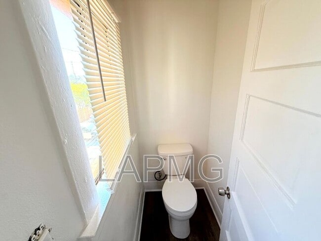 Building Photo - 1910.5 Daly St