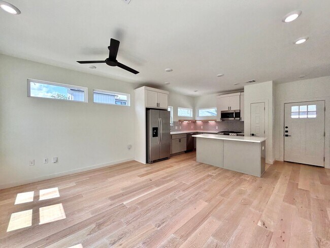 Building Photo - 1403 Cometa St