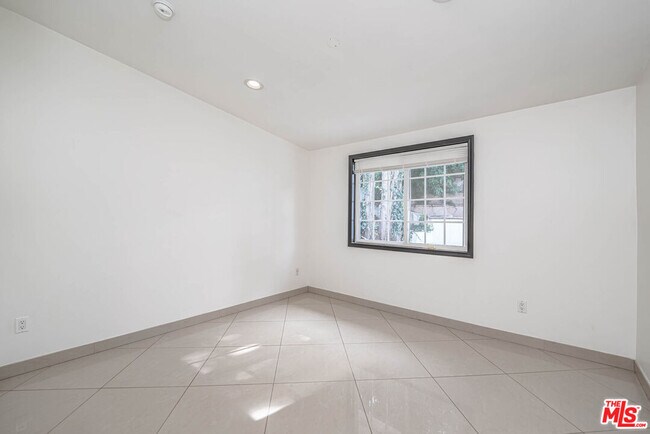 Building Photo - 20746 Clarendon St