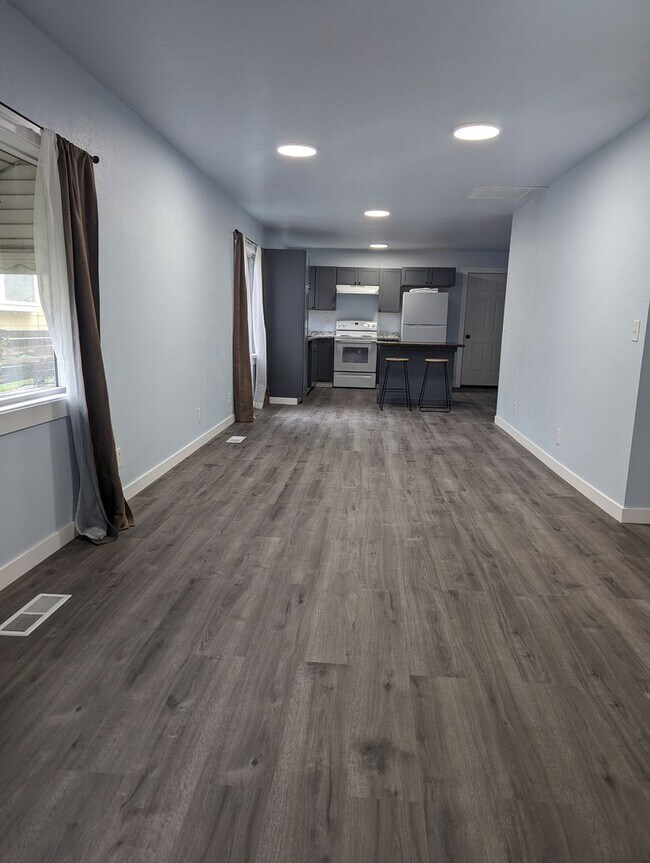 Building Photo - Quaint 2 bedroom Craigmont house