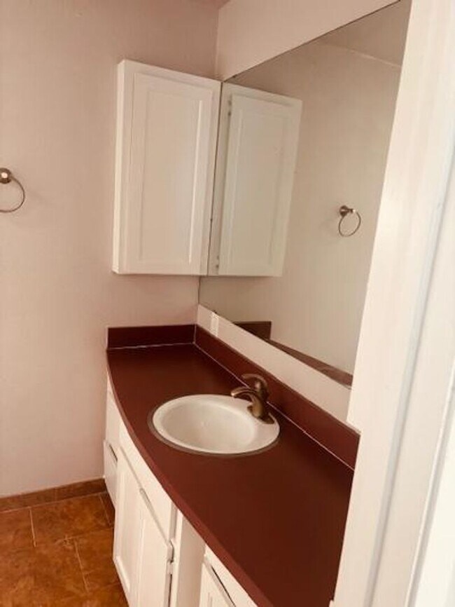 Building Photo - ASK ABOUT BACK TO SCHOOL MOVE IN SPECIAL!