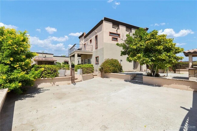 Building Photo - 682 Alto Bonito St