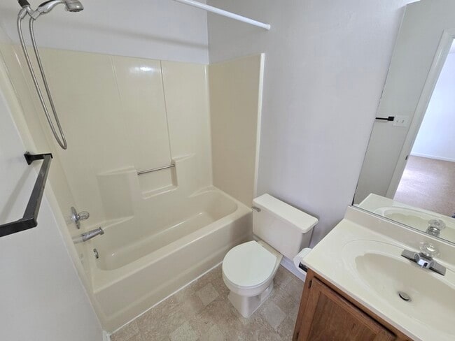 Building Photo - BEAUTIFUL 3-BED, 2-BATH HOME ON THE LAKE I...