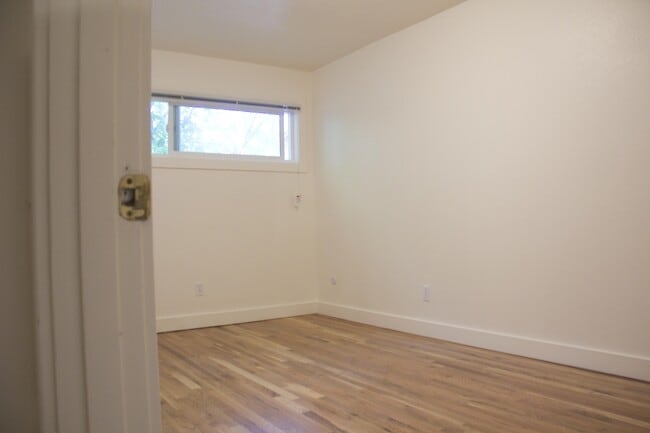 Building Photo - Bottom level 2bed, new s/s appliances, off street parking, on site laundry, all dogs welcome!