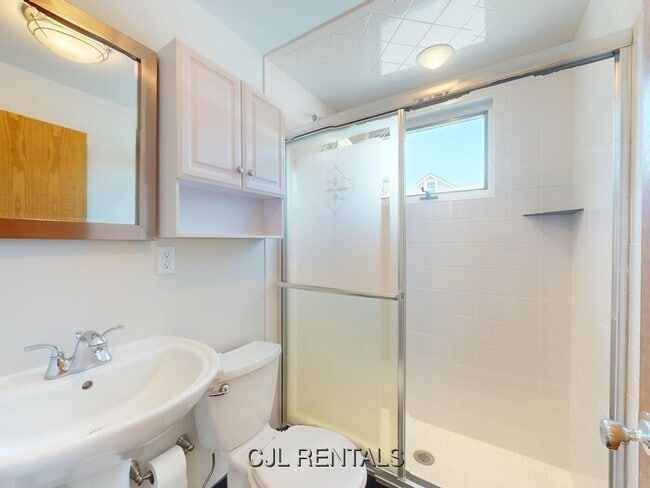 Building Photo - 25 Charlotte Rd