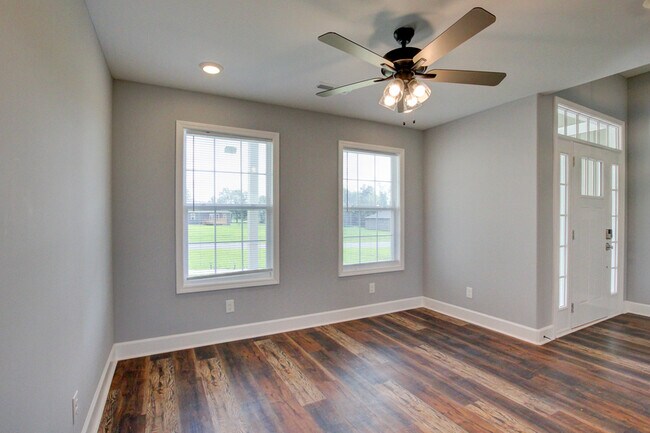 Building Photo - 133 Riverbend Dr