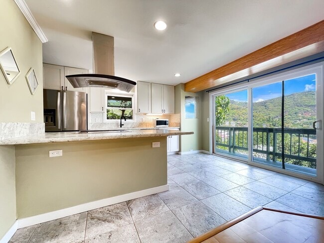 Building Photo - Pet Friendly 2-Bedroom Palolo Duplex