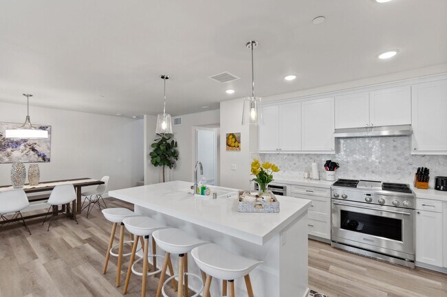 Building Photo - Carlsbad Townhome - 2 Blocks to the beach