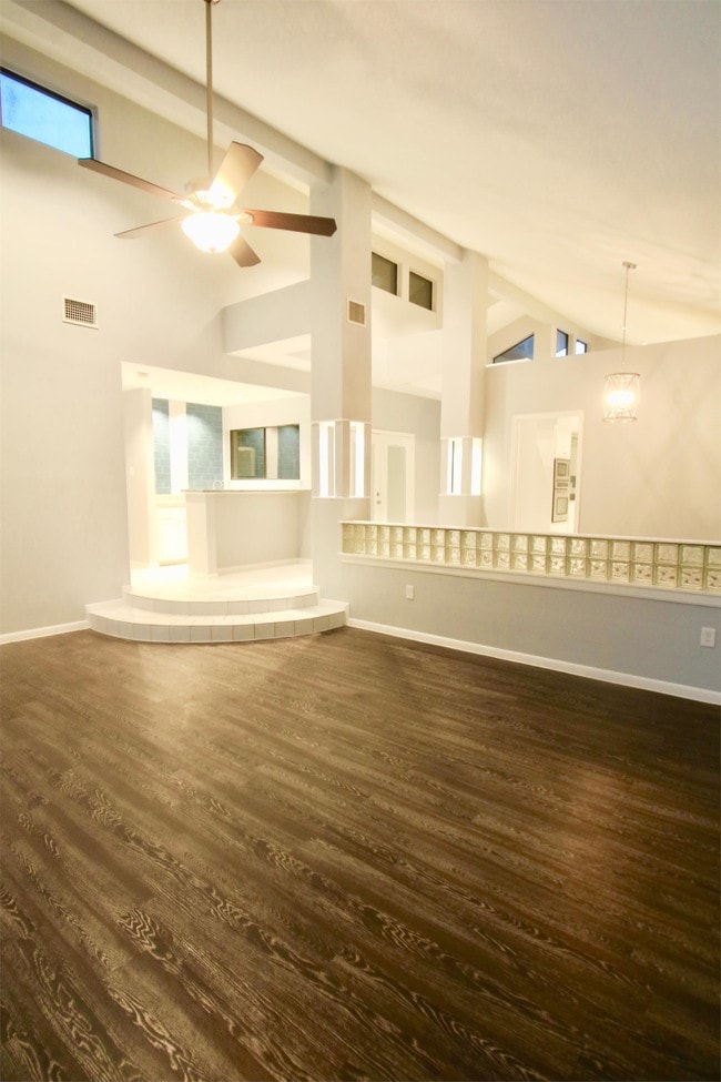 Building Photo - 1806 Encino Bend