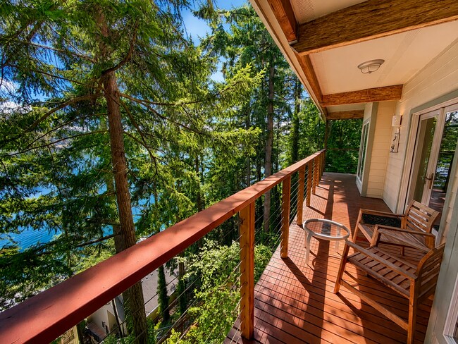 Building Photo - Elevated 2-Bedroom Home with Lake Sammamish Views