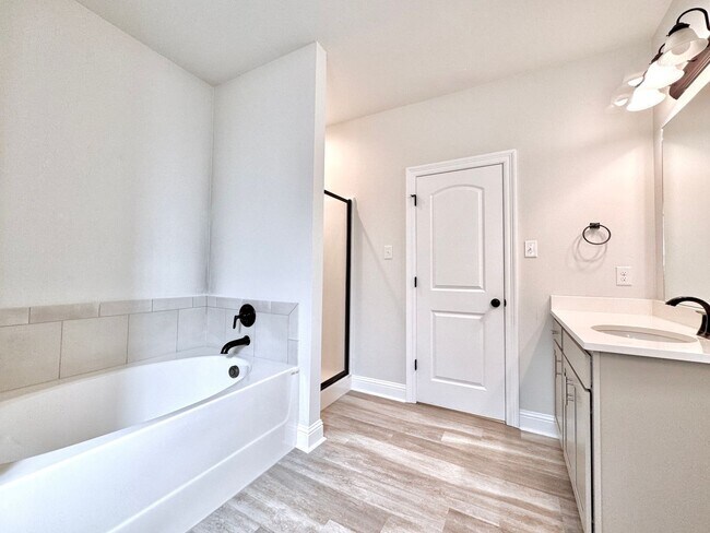 Building Photo - Modern 3BR/2.5BA Home Near LSU - Double Ga...