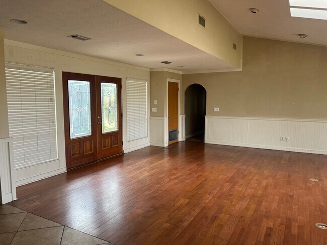 Building Photo - Spectacular 3 bedroom / 2 bath Single Fami...