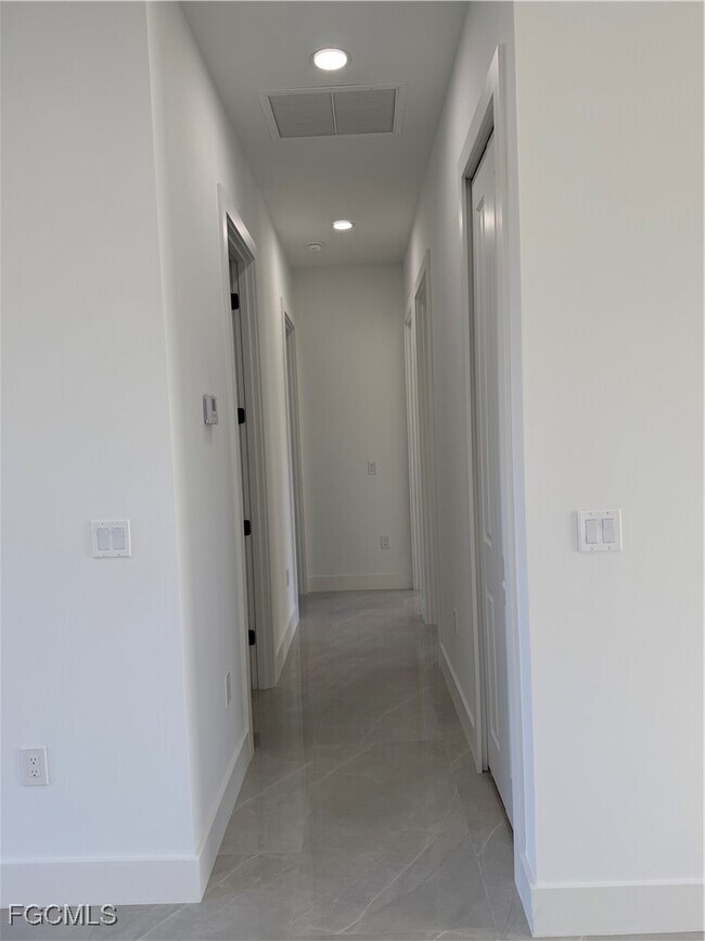 Building Photo - 1037 Macy St E