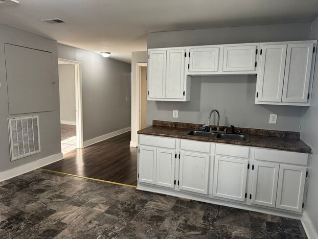 Building Photo - 1609 17th Ave N