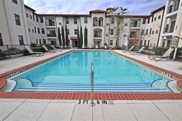 Building Photo - Beautiful 1/1 Condo in the Gated Community...