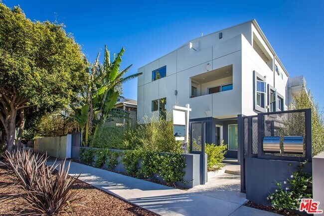 Building Photo - 615 6th Ave