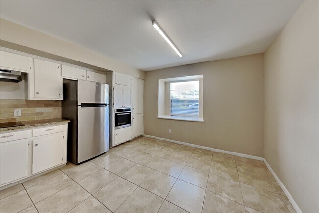Building Photo - 3202 Vandyke Dr