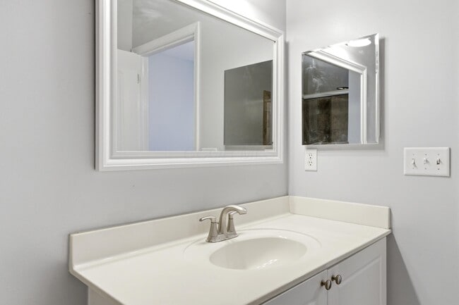 Building Photo - 7728 S Essex Gate Dr