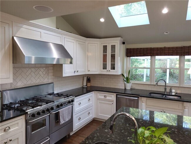 Building Photo - 363 Indian Hills Trail