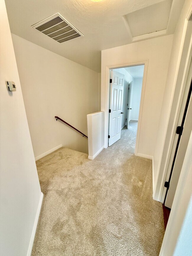 Building Photo - Redone Lexington Hills Townhome