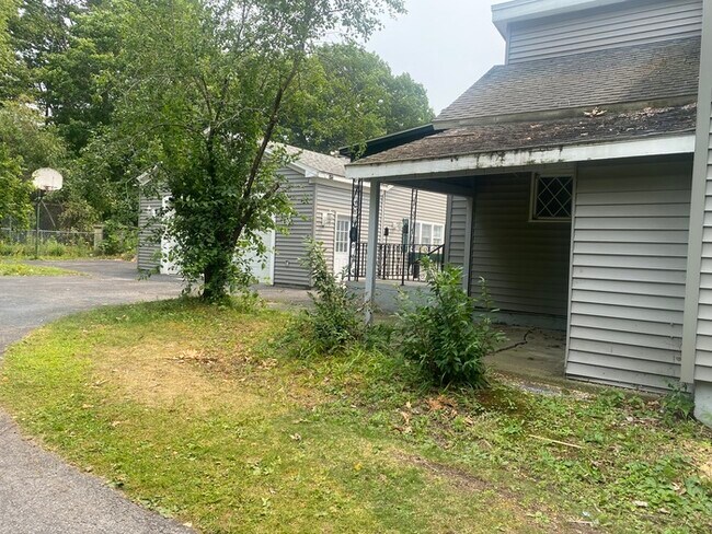 Building Photo - Beautiful 4 bedroom 1.5 bath located in th...