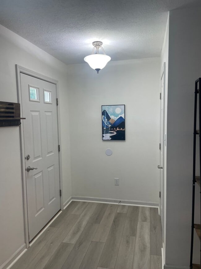 Building Photo - 2 BR 2.5 Bath Townhome