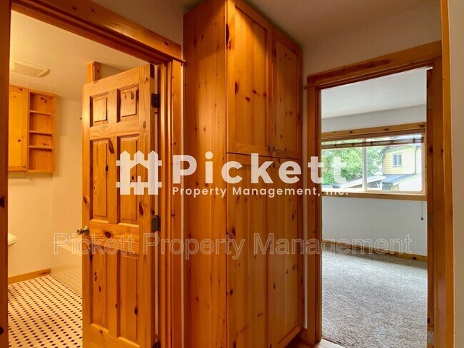 Building Photo - 4673 NW Walgren Dr
