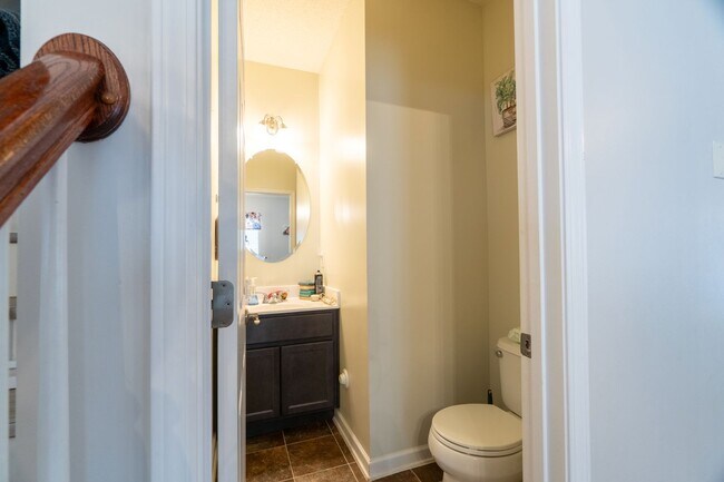Building Photo - Beautiful townhome in Whitsett NC