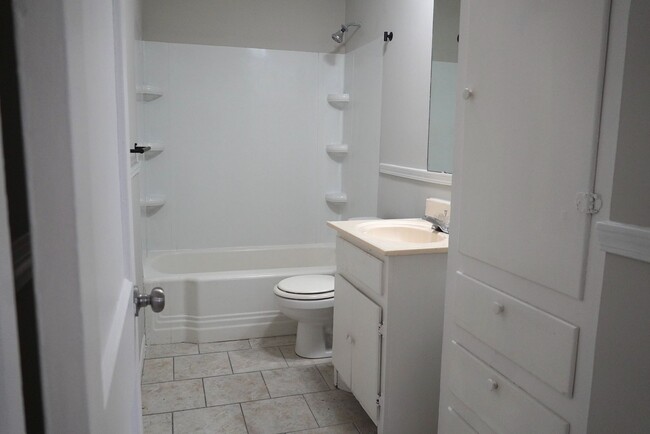 Building Photo - Charming 2 Bedroom Home