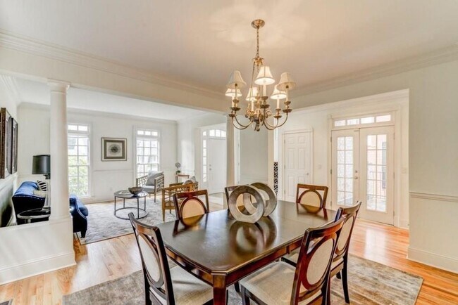 Building Photo - 704 Longleaf Dr NE
