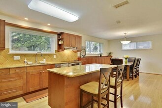 Building Photo - 717 Hillsboro Dr
